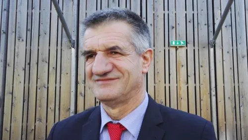 Jean Lassalle  se gare sur un passage à niveau et bloque un train