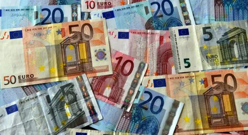 Elle hérite d'un appartement... et trouve 500 000 euros dans une...