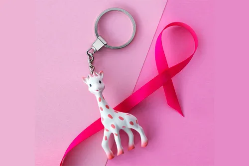 Sophie la girafe se met au rose pour lutter contre le cancer