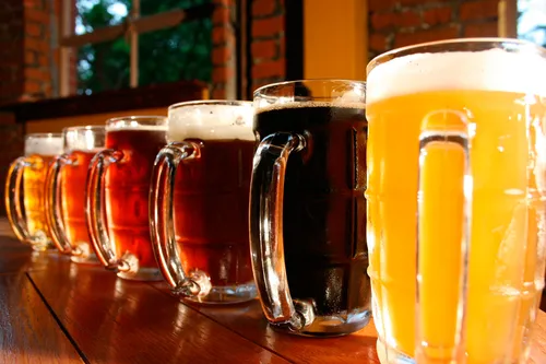 Il rompt sa quarantaine pour boire une bière au pub et écope d’une...