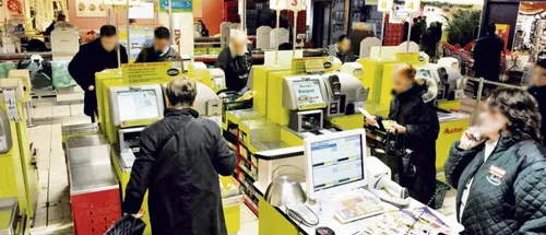 À la caisse automatique, une cliente tente de faire passer un...