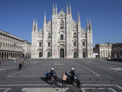 Italie : les médecins veulent un "confinement total" car la...