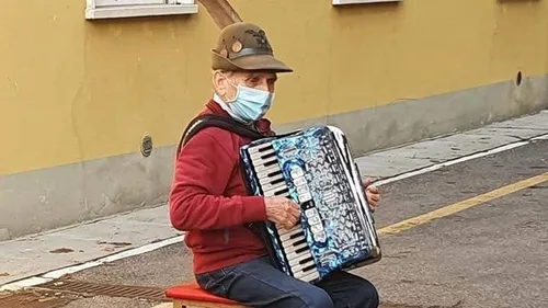 Privé de visite, un papi italien joue de l’accordéon sous la...