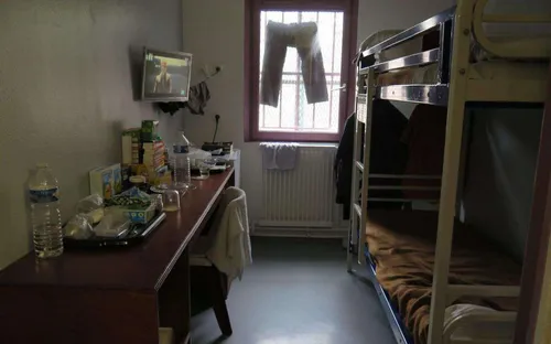 Sa cellule était en mauvais état, il obtient 3500 euros de...