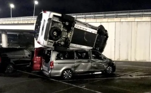 Furieux, un ancien employé vole une pelleteuse et détruit 50...