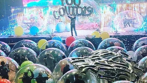 Covid-19 : un concert insolite organisé dans des bulles géantes aux...