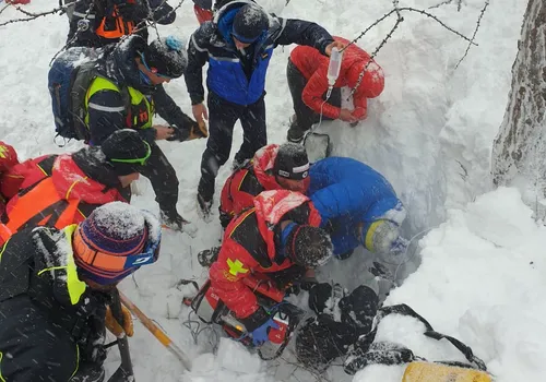 Avalanche à Val-d'Isère : un homme retrouvé vivant après 2h40...