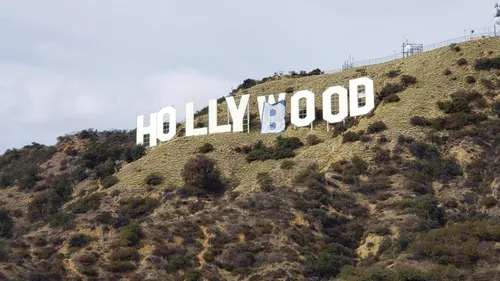 "Hollyboob" : six personnes détournent l’emblème de Los Angeles