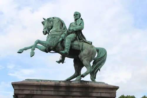 Un mystérieux coffre retrouvé caché dans une statue de Napoléon
