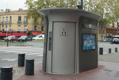 Coincée dans des toilettes publiques, elle se fait doucher pendant...