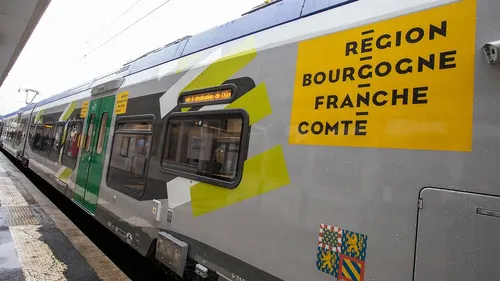 Elle perd les eaux dans le train pour la deuxième fois en deux ans...