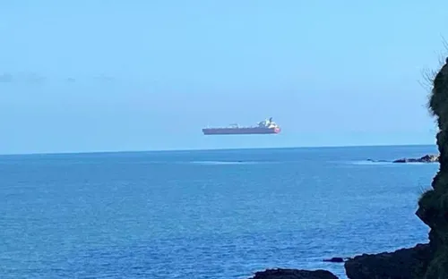 Un bateau en lévitation au dessus de la mer
