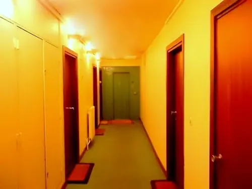 Ivre et nu, il se trompe de porte et se retrouve dans les couloirs...