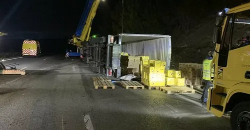 A55 : des milliers de bouteilles de Ricard sur la chaussée après un...