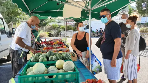 Marseille : la Halle de la Barasse, un petit marché de producteurs...