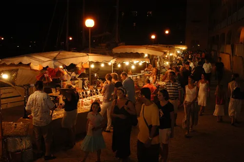 Toulon a lancé son marché estival nocturne