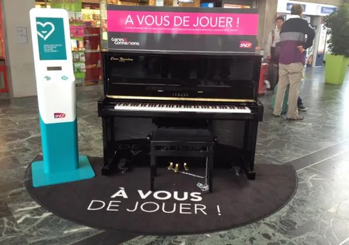 Marseille : le piano en libre service fait son retour en gare...