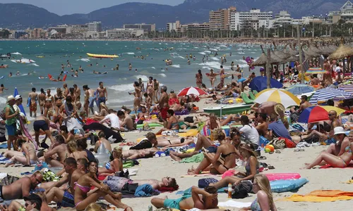 Covid : le gouvernement déconseille de réserver des vacances en...