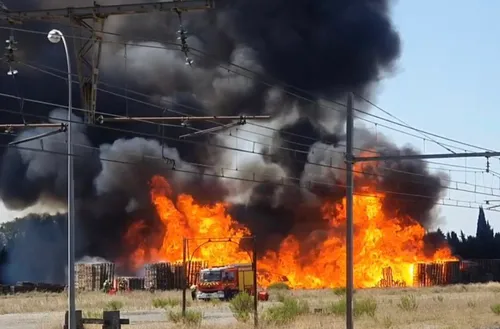 Barbentane : un entrepot de recyclage de bois prend feu