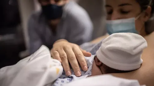 Le gouvernement va distribuer une "bébé box" aux jeunes parents...