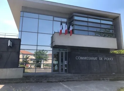 Un petit garçon de 3 ans retrouvé seul dans la rue en pyjama, finit...