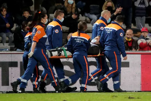 Rugby : fauché par un joueur, un cameraman sort sur civière
