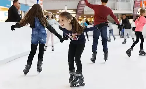 Aix : une patinoire écologique s’installe aux Allées Provençales