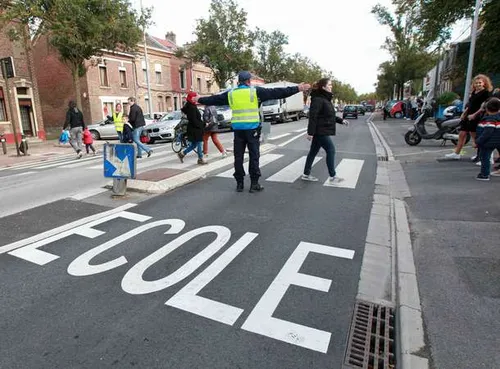 Marseille : opération "petits piétons" devant les écoles